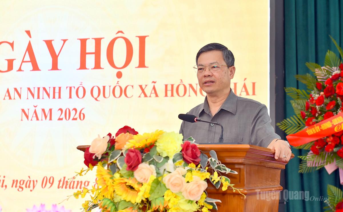 Đồng chí Chủ tịch HĐND tỉnh Nguyễn Văn Sơn phát biểu tại ngày hội.