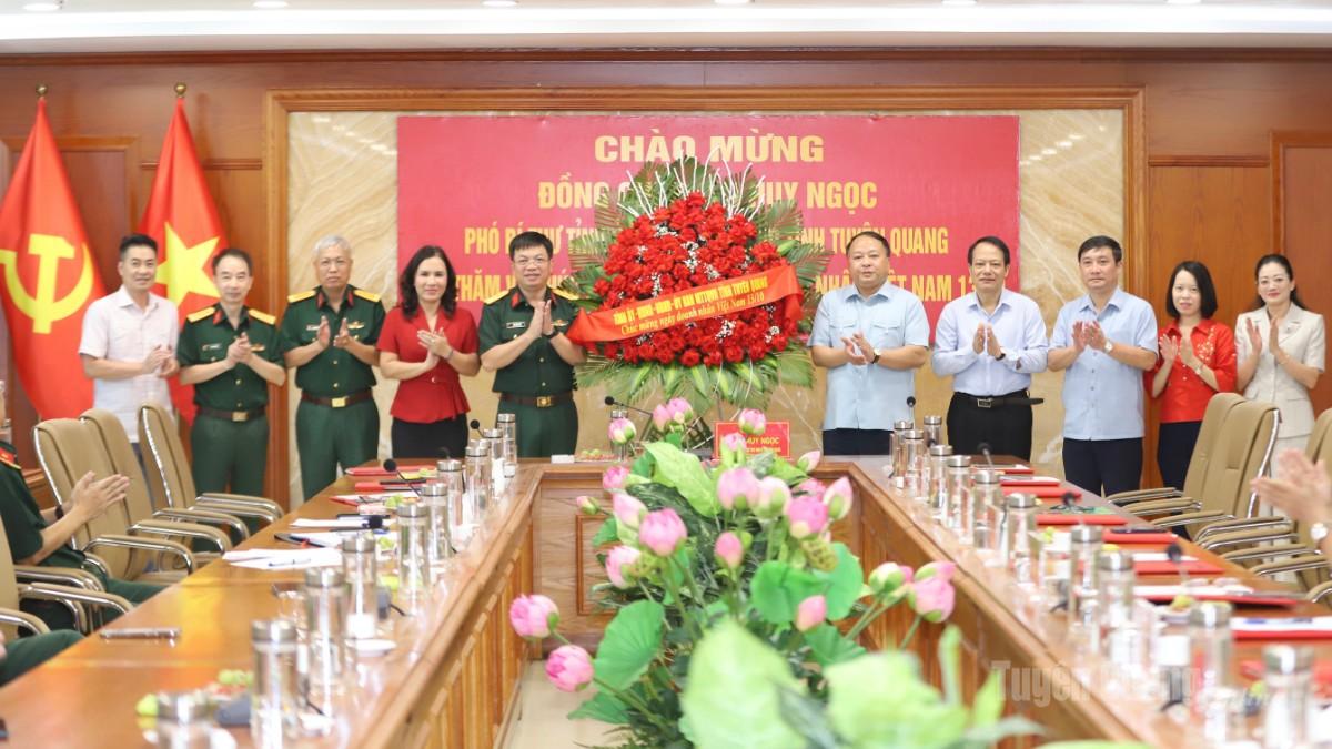 Chủ tịch UBND tỉnh Phan Huy Ngọc tặng lẵng hoa chúc mừng Công ty TNHH Một thành viên cơ khí hoá chất 13 nhân ngày Doanh nhân Việt Nam.