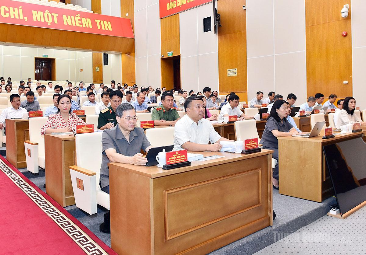Nguyễn Văn Sơn, Phó Bí thư Tỉnh ủy, Chủ tịch HĐND tỉnh; Phan Huy Ngọc, Phó Bí thư Tỉnh ủy, Chủ tịch UBND tỉnh và các đại biểu dự hội nghị.
