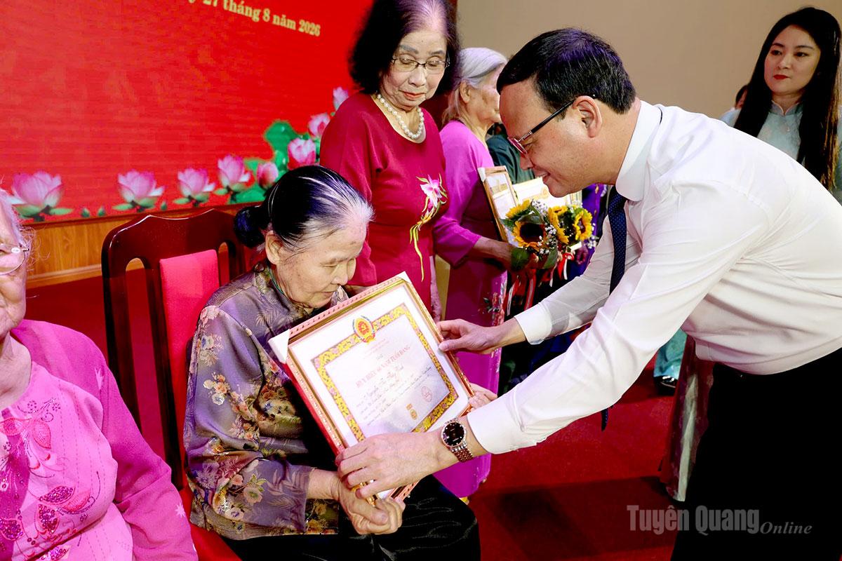 Phó Chủ tịch Thường trực UBND tỉnh Nguyễn Mạnh Tuấn trao Huy hiệu Đảng cho các đảng viên.