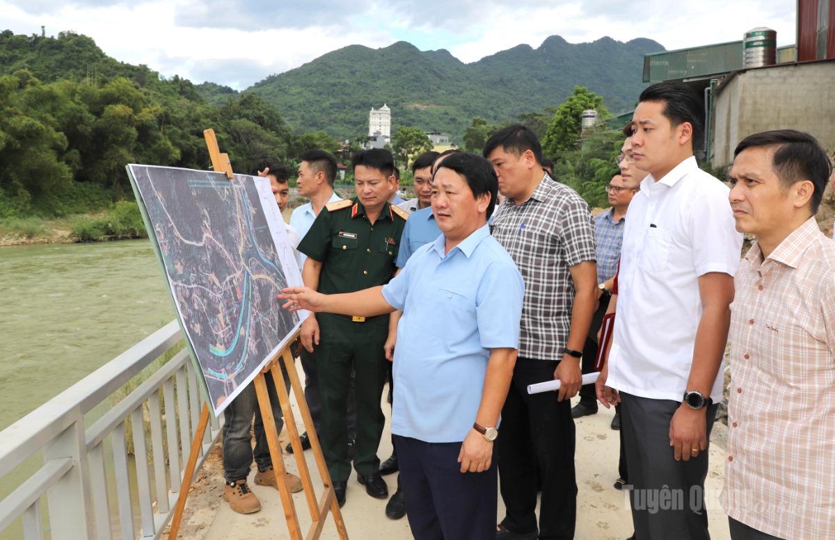 Bí thư Tỉnh ủy Hầu A Lềnh kiểm tra quy hoạch Dự án Kè khẩn cấp sau cơn bão số 10 chống sạt lở bảo vệ khu dân cư tại khu vực cầu Suối Tiên và khu vực dân cư cầu Gạc Đì thuộc phường Hà Giang 1, phường Hà Giang 2.