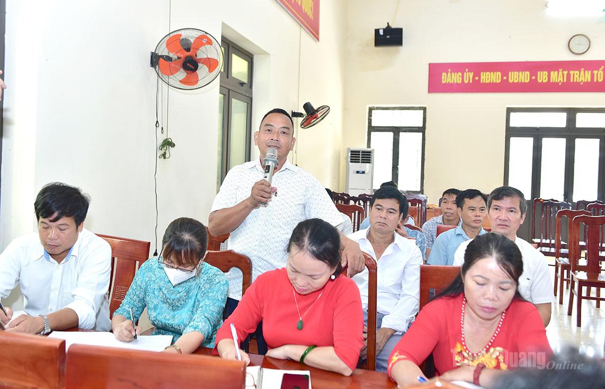 Đồng chí Lý Văn Súa, Bí thư Chi bộ thôn Tân An phát biểu thảo luận tại hội nghị.