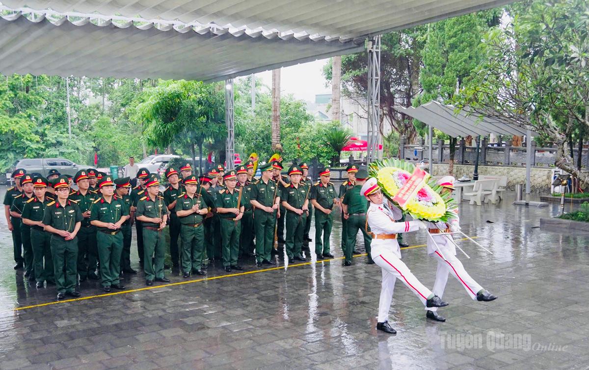 Đoàn công tác Bộ CHQS tỉnh Tuyên Quang viếng các Anh hùng liệt sĩ tại Nghĩa trang Liệt sĩ Quốc gia Vị Xuyên.