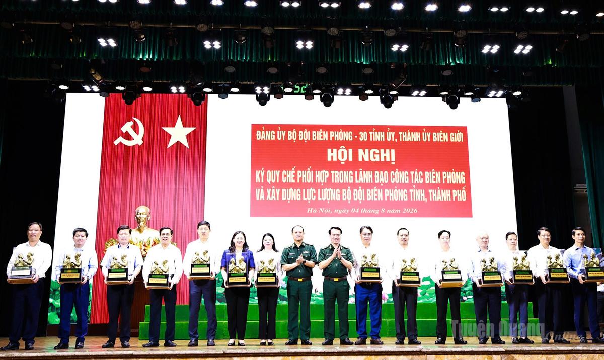 Đồng chí Phó Bí thư Thường trực Tỉnh ủy Lê Thị Kim Dung và các đại biểu nhận quà lưu niệm tượng “Bác Hồ với chiến sĩ Biên phòng”.