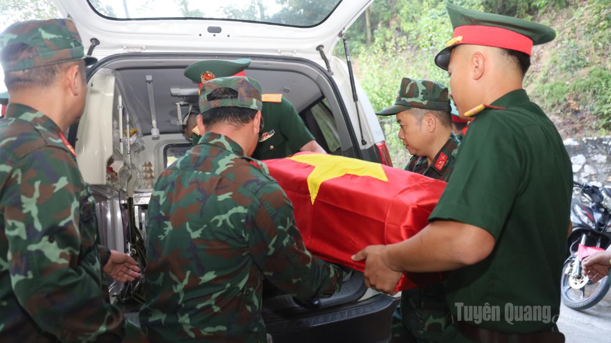 Liệt sĩ Trần Xuân Vững được di chuyển ra xe để trở về quê hương.