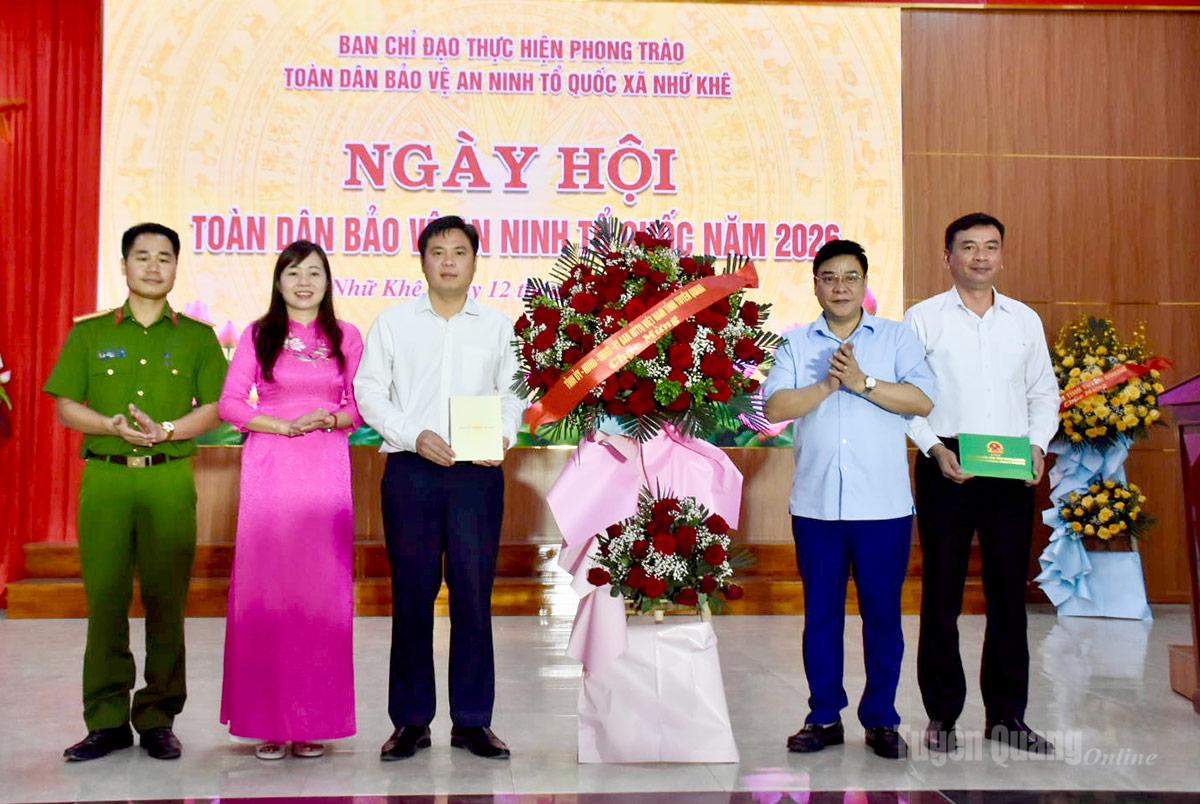 Đồng chí Hoàng Gia Long, Ủy viên Ban Thường vụ Tỉnh ủy, Phó Chủ tịch UBND tỉnh tặng hoa chúc mừng Ngày hội Toàn dân bảo vệ an ninh Tổ quốc tại xã Nhữ Khê.