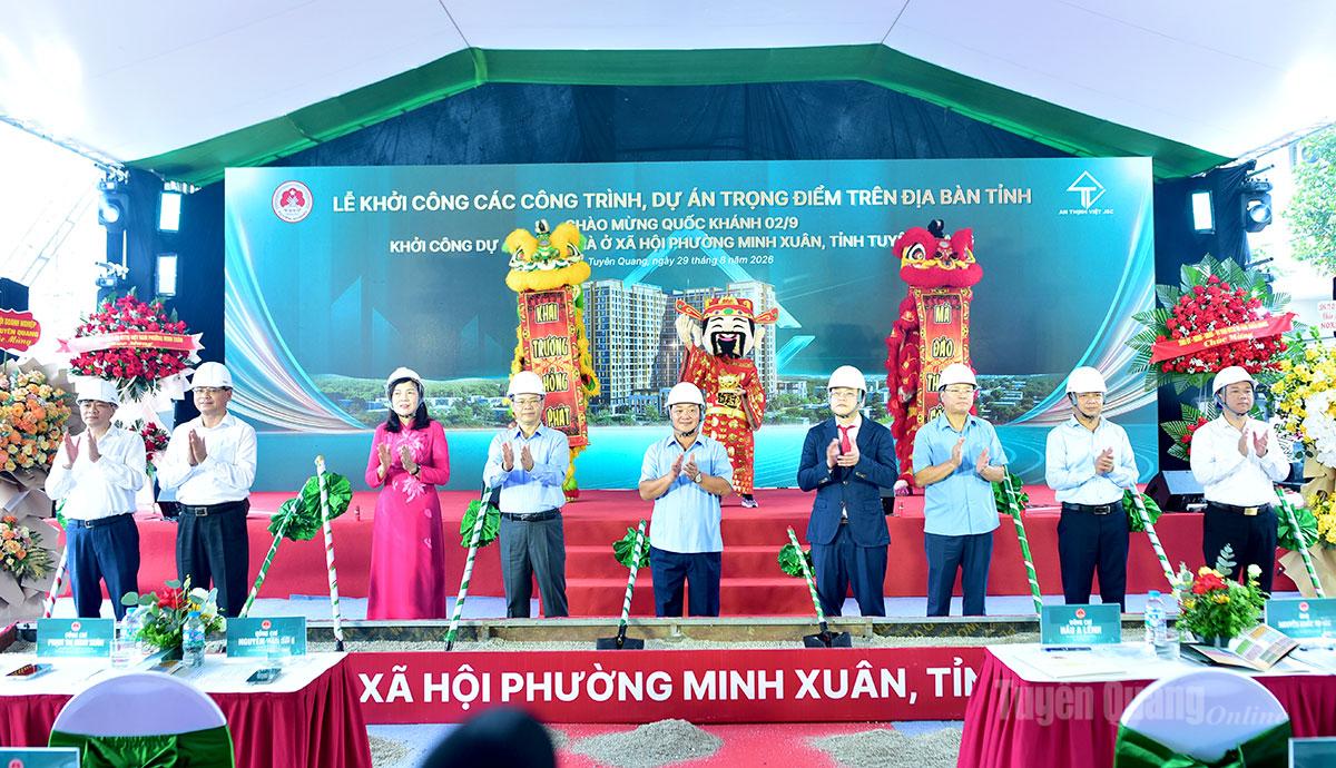 Các đồng chí lãnh đạo tỉnh, phường Minh Xuân và chủ đầu tư thực hiện nghi thức khởi công Dự án Khu nhà ở xã hội phường Minh Xuân.