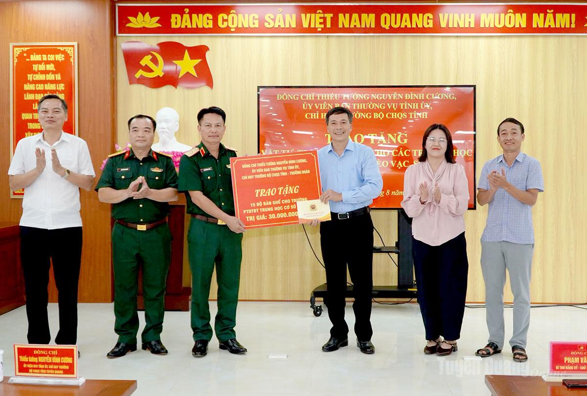 Thiếu tướng Nguyễn Đình Cương, Chỉ huy Trưởng Bộ Chỉ huy Quân sự tỉnh tặng quà cho trường học xã Mèo Vạc.