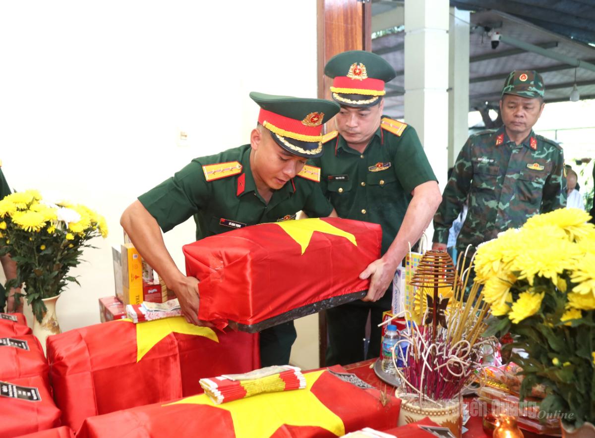 Bộ Chỉ huy Quân sự tỉnh thực hiện nghi lễ di chuyển hài cốt liệt sĩ Trần Xuân Vững từ Nhà quàn ra xe di chuyển về quê nhà.