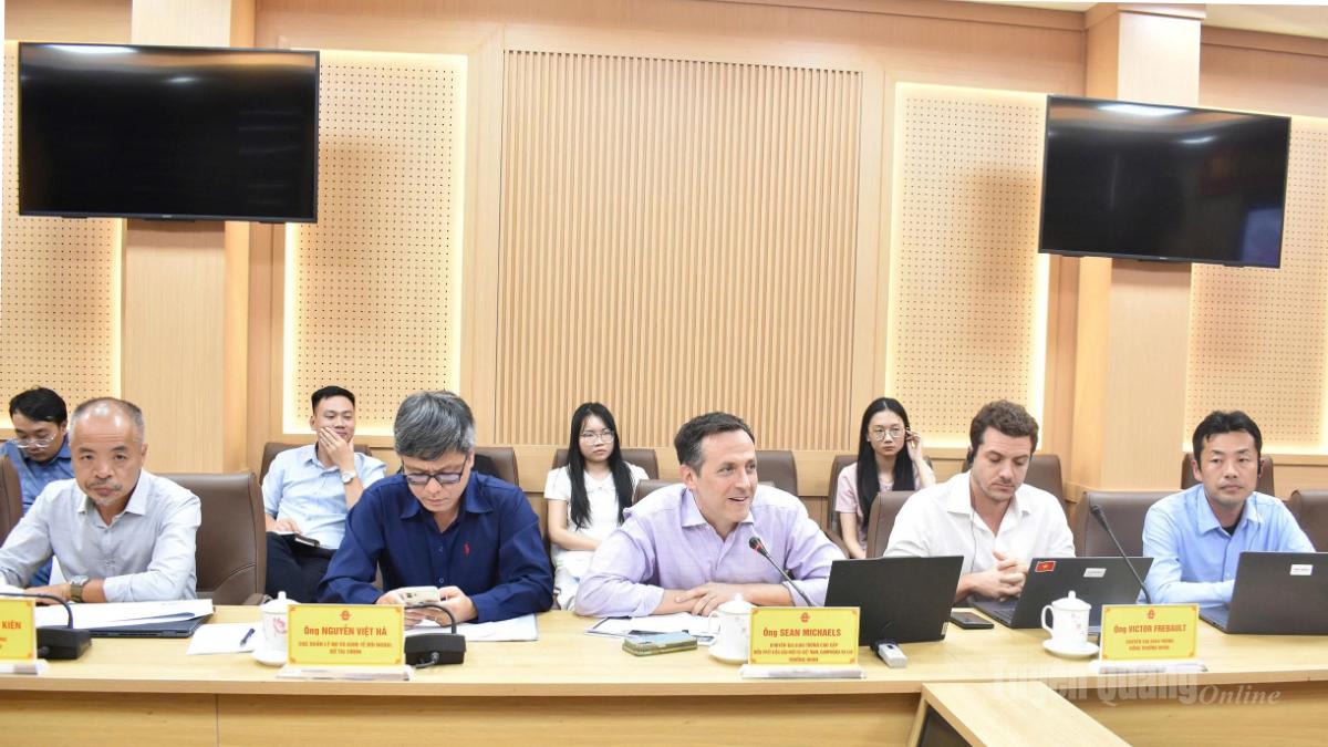 Ông Sean Michaeels chuyên gia giao thông cao cấp, điều phối viên đầu mối tại Việt Nam, Campuchia và Lào thuộc Ngân hàng Thế giới phát biểu tại buổi làm việc.