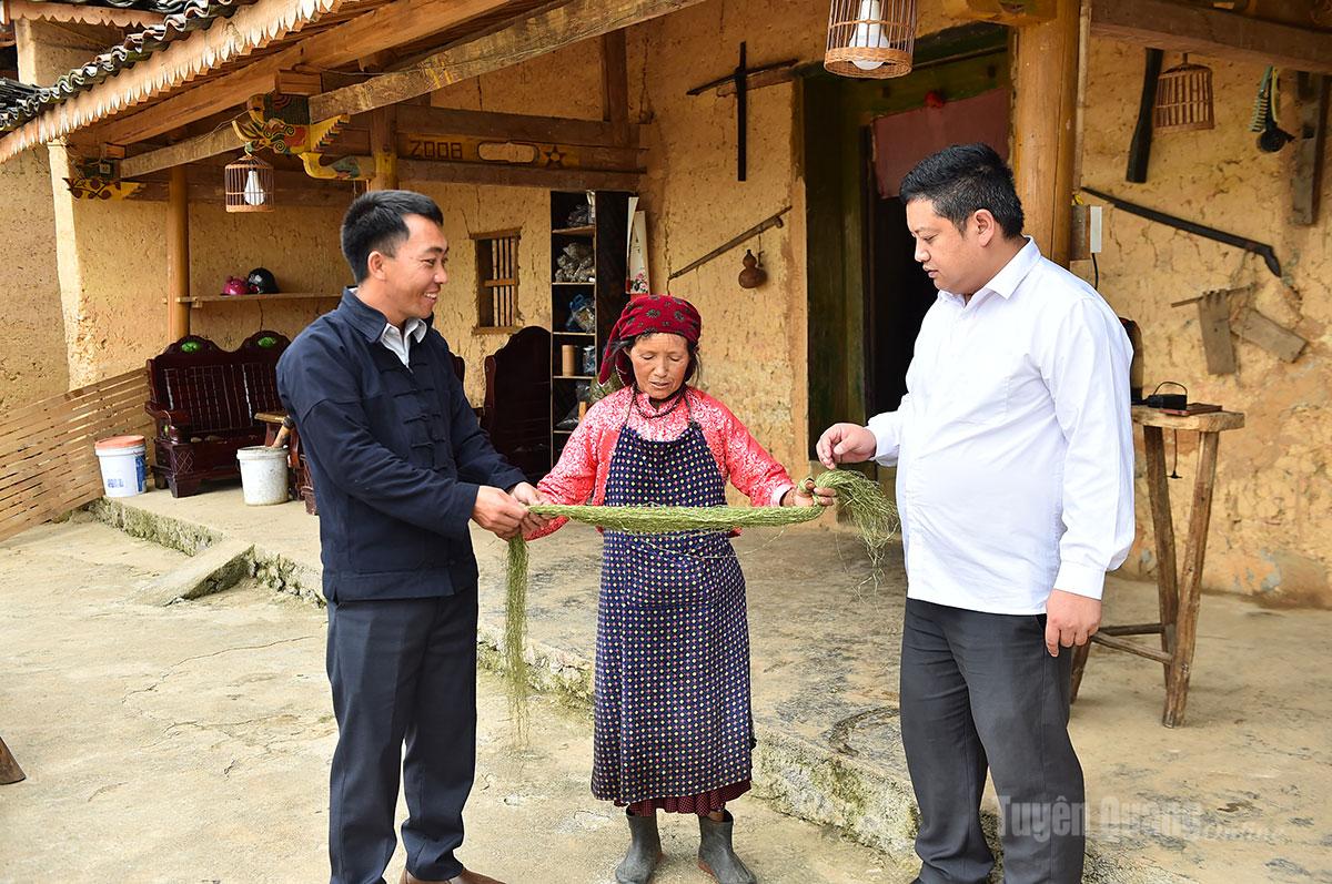Cán bộ xã Lũng Cú tìm hiểu mô hình dệt lanh tại địa phương.