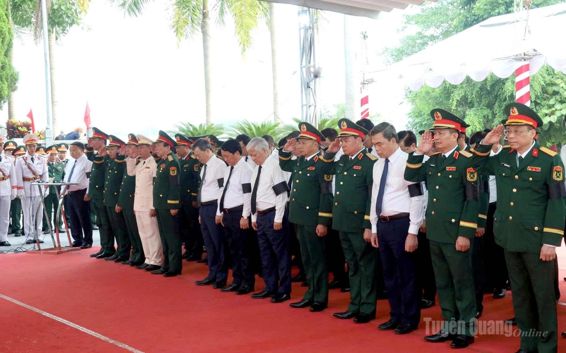 Phút mặc niệm các Anh hùng liệt sĩ. Ảnh: Văn Long