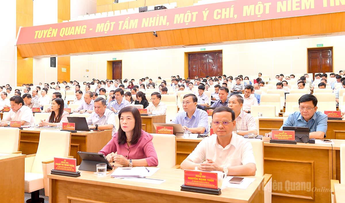 Các đồng chí Ủy viên Ban Thường vụ Tỉnh ủy: Phạm Thị Minh Xuân, Phó Chủ tịch HĐND tỉnh; Nguyễn Mạnh Tuấn, Phó Chủ tịch Thường trực UBND tỉnh dự khai mạc lớp bồi dưỡng.