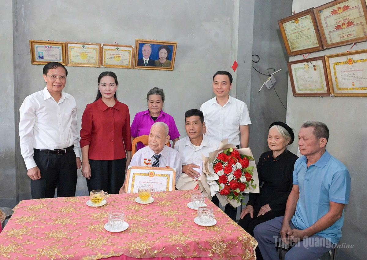 Đồng chí Nông Thị Bích Huệ trao tặng Huy hiệu 65 năm tuổi Đảng cho đồng chí Lương Văn Thải, Chi bộ thôn Thuốc Hạ.