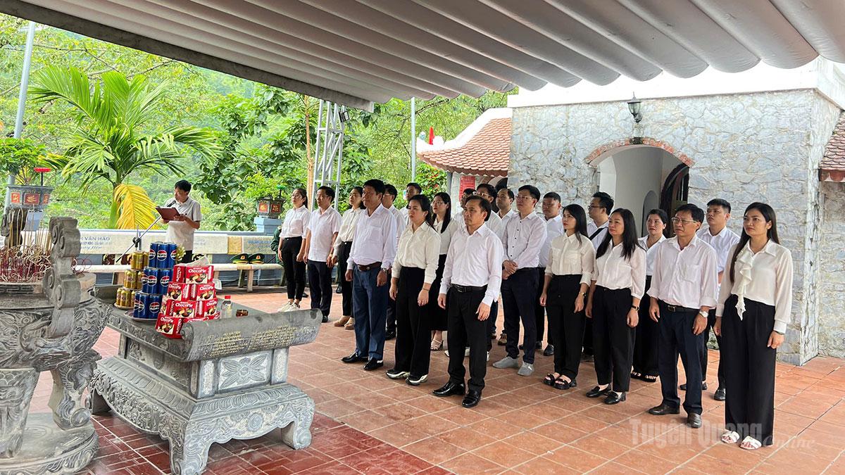 Đoàn công tác của Đảng ủy các cơ quan Đảng tỉnh Tuyên Quang và Đảng ủy các cơ quan Đảng tỉnh Nghệ An thành kính dâng hương tưởng niệm các Anh hùng liệt sĩ tại điểm cao 468, xã Thanh Thủy.