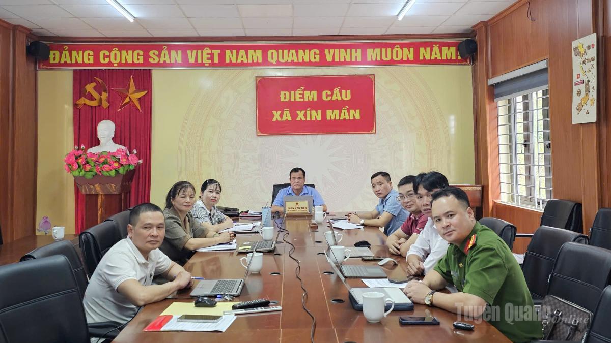 Đại biểu dự tại điểm cầu xã Xín Mần.