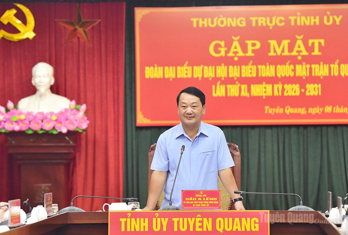 Bí thư Tỉnh ủy Hầu A Lềnh phát biểu tại buổi gặp mặt.