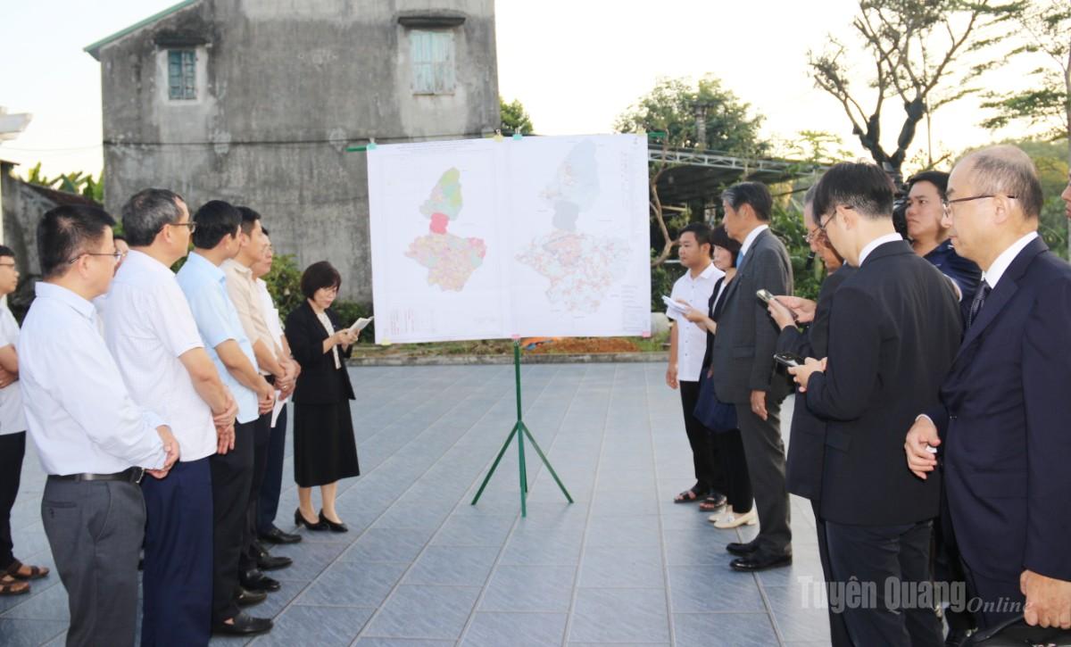 Lãnh đạo phường Mỹ Lâm thông tin với Đoàn Đại sứ quán Nhật Bản Dự án điện mặt trời Yên Sơn, phường Mỹ Lâm.