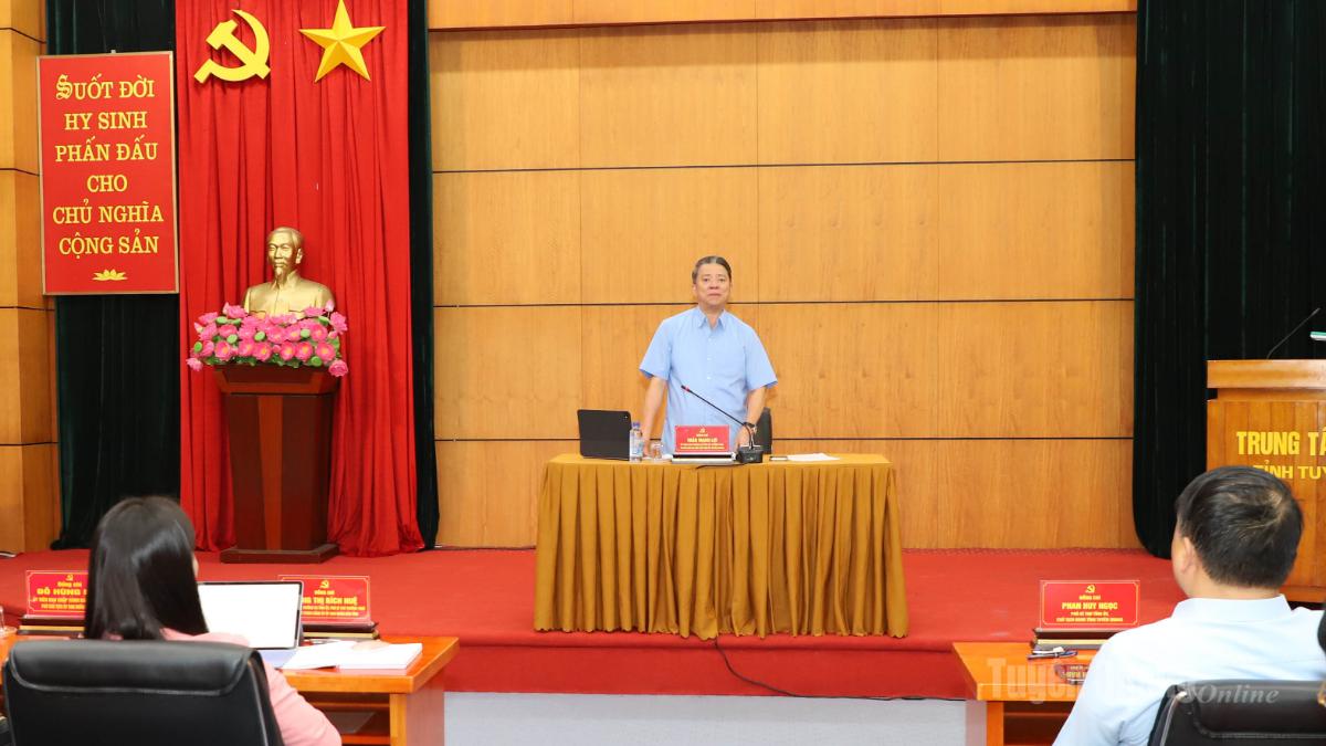 Trưởng ban Tuyên giáo Tỉnh ủy Trần Mạnh Lợi chủ trì thảo luận tại Tổ 2.