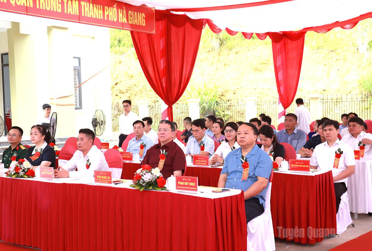 Chủ tịch UBND tỉnh Phan Huy Ngọc cùng các đại biểu dự buổi lễ.