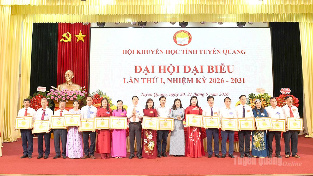 Đồng chí Lê Mạnh Hùng, Phó Chủ tịch, Tổng thư ký Hội khuyến học Việt Nam trao Bằng khen của Hội Khuyến học Việt Nam cho các tập thể và cá nhân.