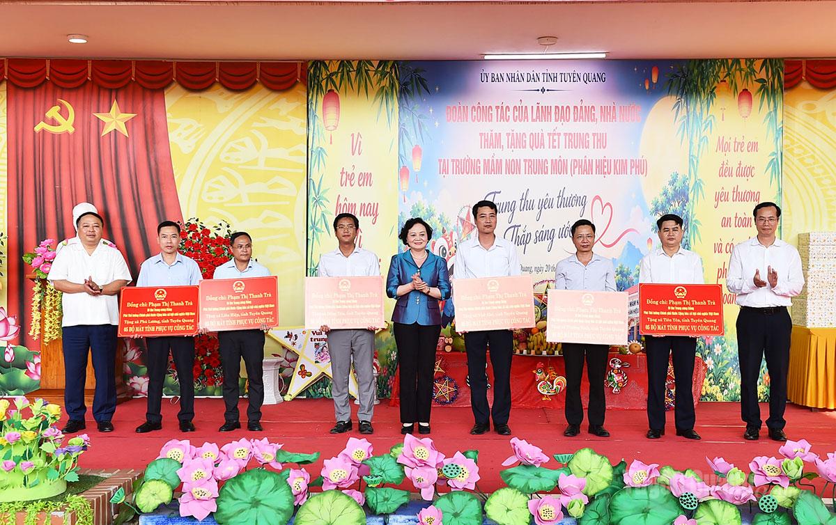Phó Thủ tướng Phạm Thị Thanh Trà tặng máy tính cho các xã.
