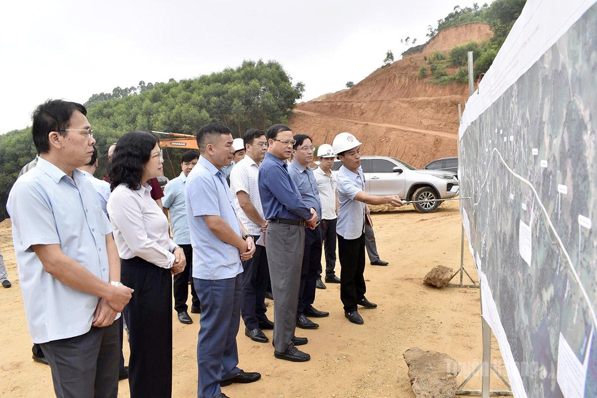Đồng chí Phó Chủ tịch Thường trực UBND tỉnh Nguyễn Mạnh Tuấn xem sơ đồ quy hoạch toàn tuyến.