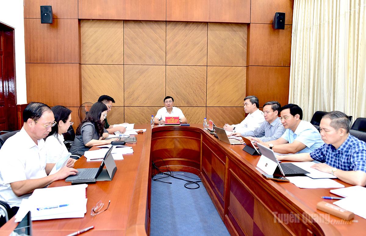 Trưởng Ban Nội chính Tỉnh uỷ Phùng Tiến Quân chủ trì thảo luận tại Tổ 4.