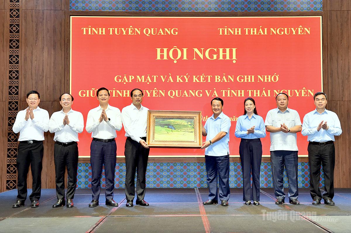 Các đồng chí Thường trực Tỉnh ủy tặng quà các đồng chí Thường trực Tỉnh ủy Thái Nguyên.