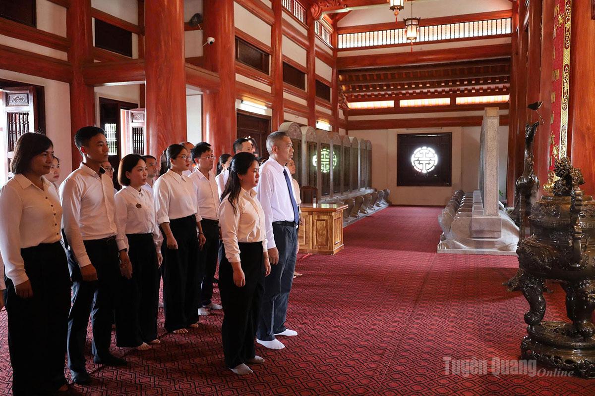 Đoàn đại biểu dâng hương tại Đền thờ các Anh hùng liệt sĩ tỉnh.