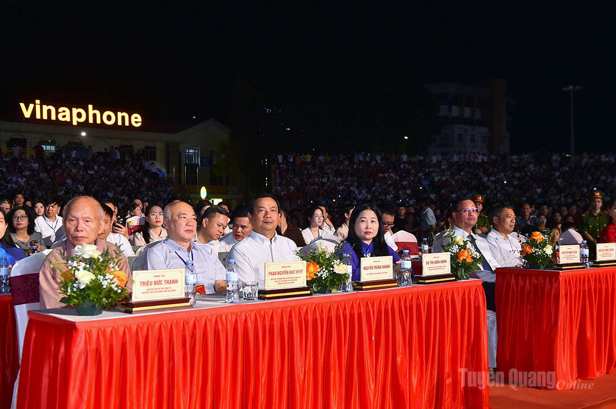 Các đại biểu dự lễ khai mạc.