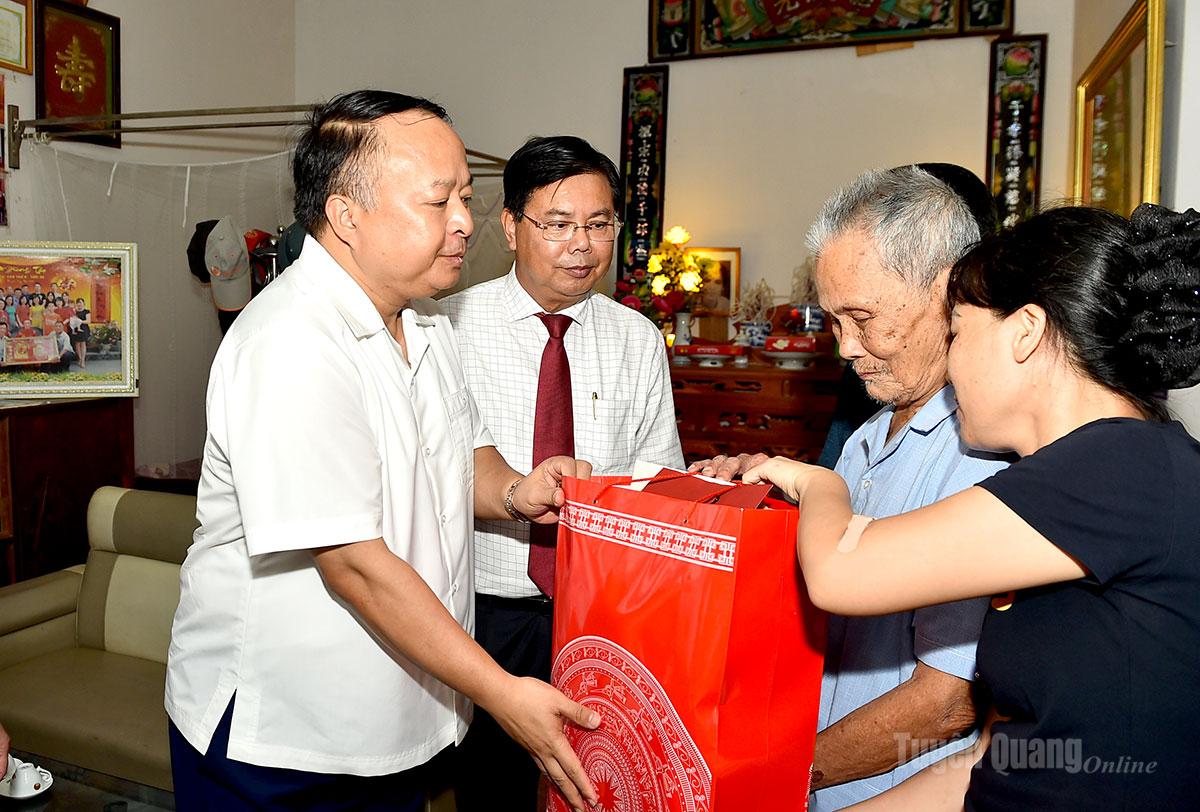 Chủ tịch UBND tỉnh Phan Huy Ngọc tặng quà gia đình ông Văn Thiều, tổ 1 phường Nông Tiến.