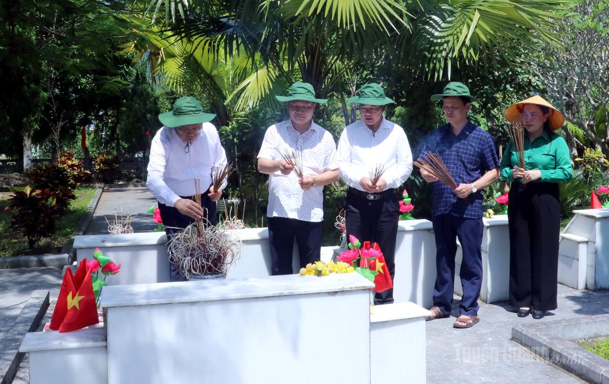 Đoàn công tác thắp hương tại phần mộ tập thể tại Nghĩa trang Liệt sĩ Quốc gia Vị xuyên.