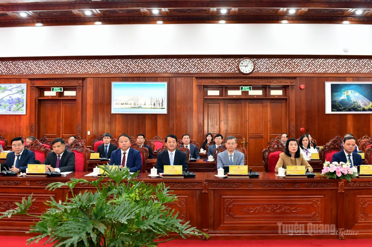 Các đồng chí lãnh đạo tỉnh Tuyên Quang tại hội nghị.