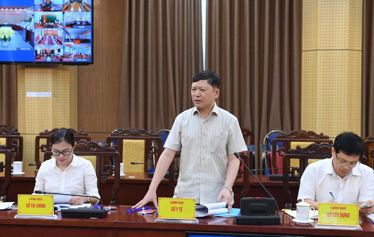 Lãnh đạo Sở Y tế thảo luận tại cuộc họp.