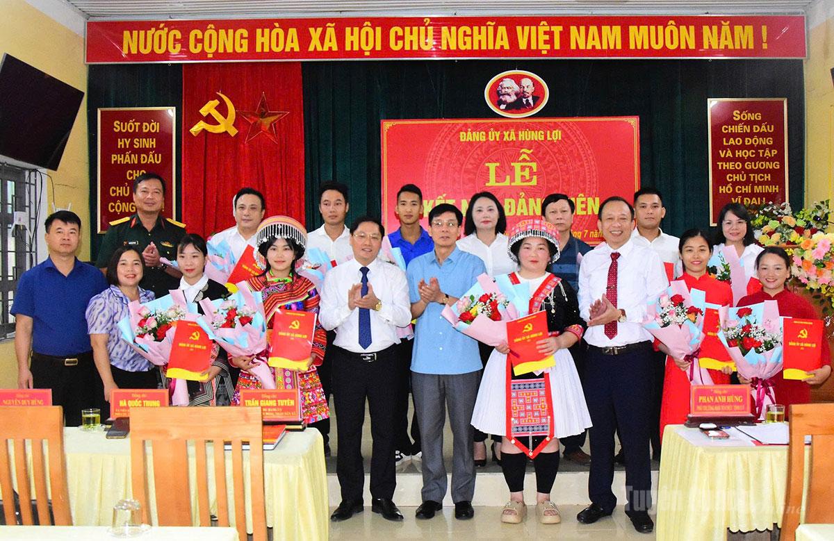 Những quần chúng ưu tú thuộc 7 chi bộ của Đảng bộ xã Hùng Lợi được kết nạp Đảng.