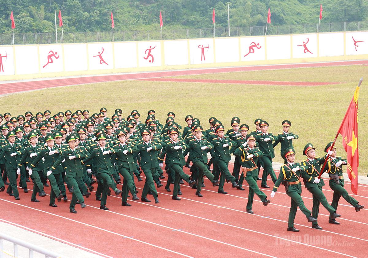 Khối diễu hành của lực lượng vũ trang tỉnh.