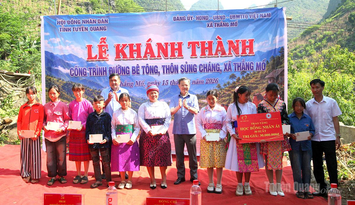 Đồng chí Nguyễn Văn Sơn và đồng chí Hầu Minh Lợi trao tặng học bổng nhân ái cho các học sinh Trường PTDTBT THCS xã Thắng Mố.