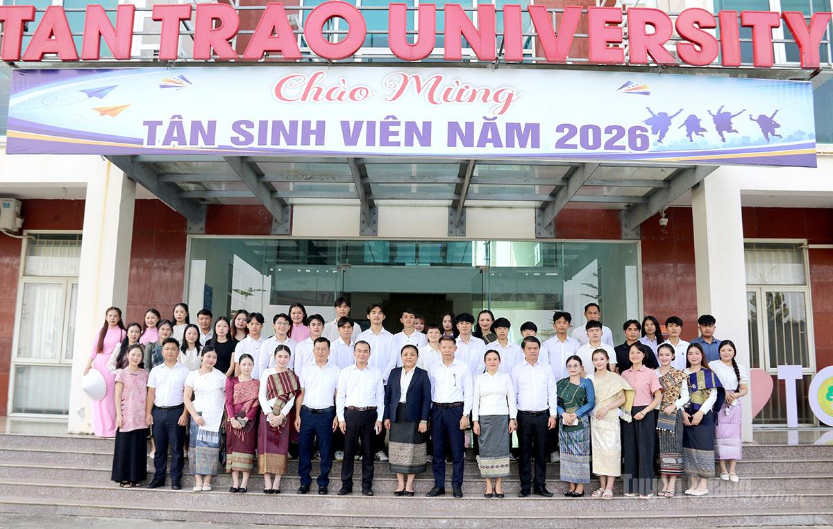 Đồng chí Chăn Thạ Sỏn Phun Súc, Ủy viên Ban Thường vụ Tỉnh ủy, Phó Chủ tịch Ủy ban Chính quyền tỉnh Xiêng Khoảng cùng đoàn công tác với các em sinh viên Lào tại Đại học Tân Trào.