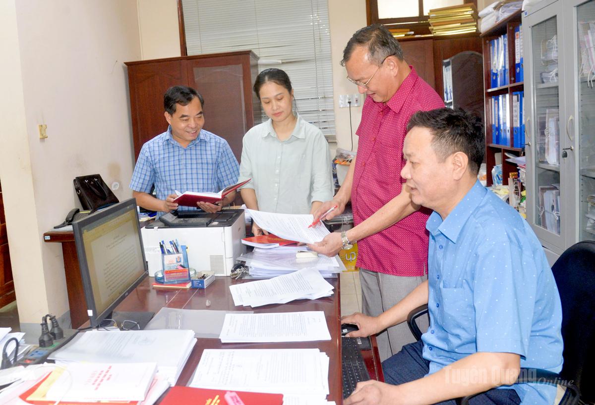 Cán bộ phòng chuyên môn
thuộc Ban Tổ chức Tỉnh ủy nghiên cứu, tham mưu các
giải pháp hoàn thiện tiêu chí đánh giá cán bộ.