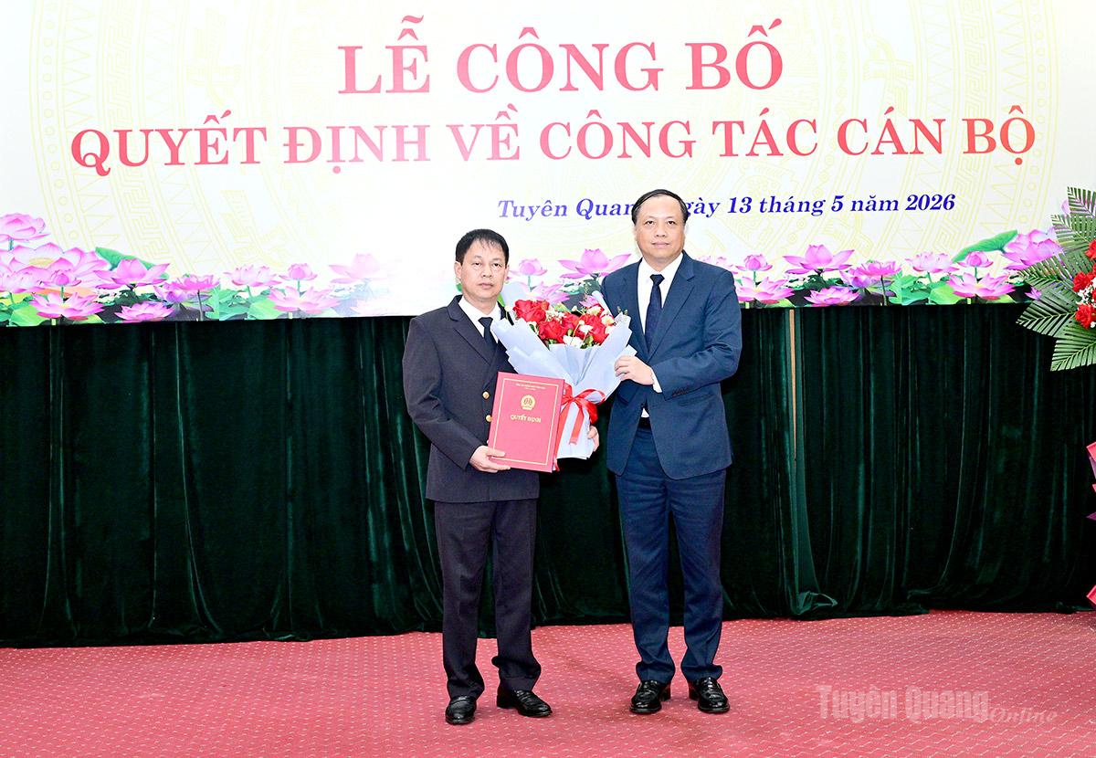 Đồng chí Lê Tiến, Ủy viên Ban Thường vụ Đảng ủy, Phó Chánh án Tòa án nhân dân tối cao trao Quyết định bổ nhiệm đồng chí Bùi Đức Thuận.