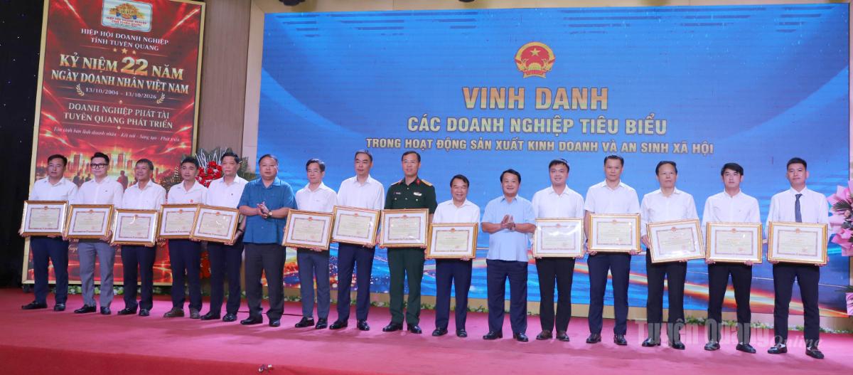Bí thư Tỉnh ủy Hầu A Lềnh, Chủ tịch UBND tỉnh Phan Huy Ngọc trao Bằng khen của Chủ tịch UBND tỉnh cho các doanh nghiệp.