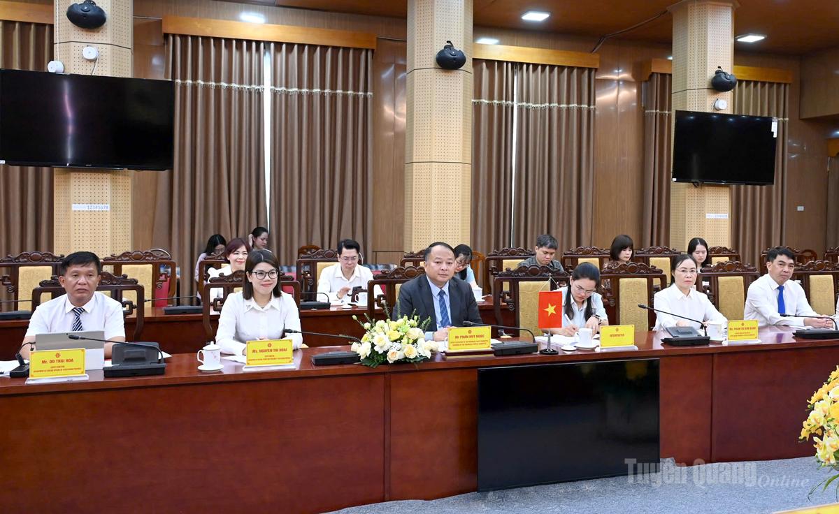 Đồng chí Phan Huy Ngọc, Phó Bí thư Tỉnh uỷ, Chủ tịch UBND tỉnh và lãnh đạo một số sở, ngành tiếp đón đoàn.