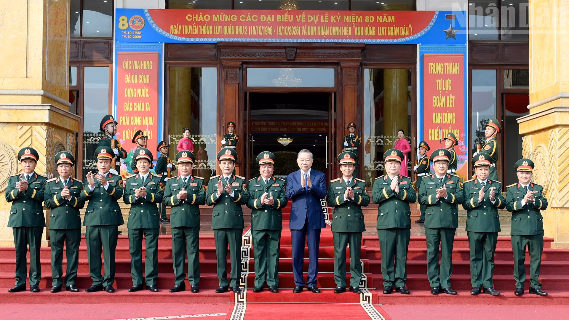 Tổng Bí thư, Chủ tịch nước Tô Lâm với các đồng chí lãnh đạo Bộ Quốc phòng và Bộ Tư lệnh Quân khu 2. (Ảnh: ĐĂNG KHOA)