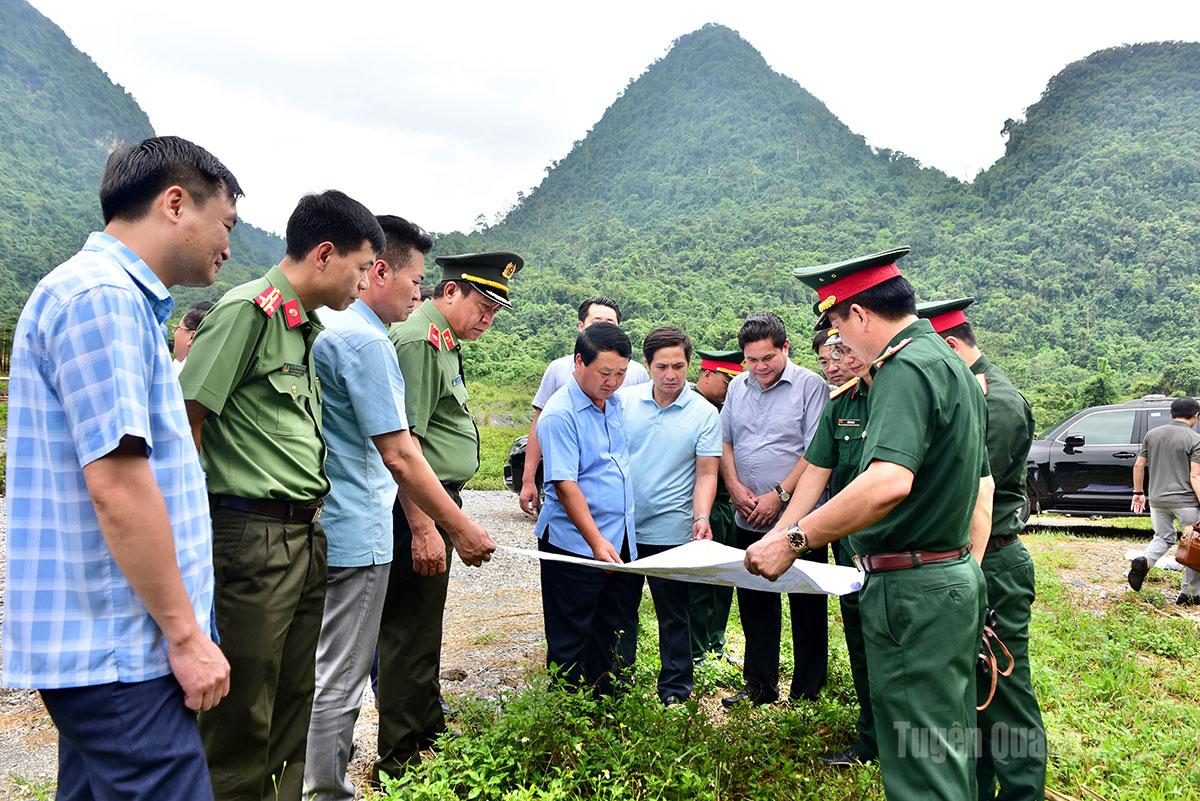 Đồng chí Bí thư Tỉnh ủy Hầu A Lềnh cùng đoàn công tác theo dõi bản đồ khu vực núi Mỏ Neo.