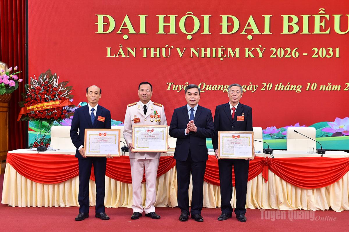 Đồng chí Ma Thế Hồng, Phó Bí thư Tỉnh ủy, Chủ tịch Ủy ban MTTQ tỉnh trao Bằng khen cho các tập thể.