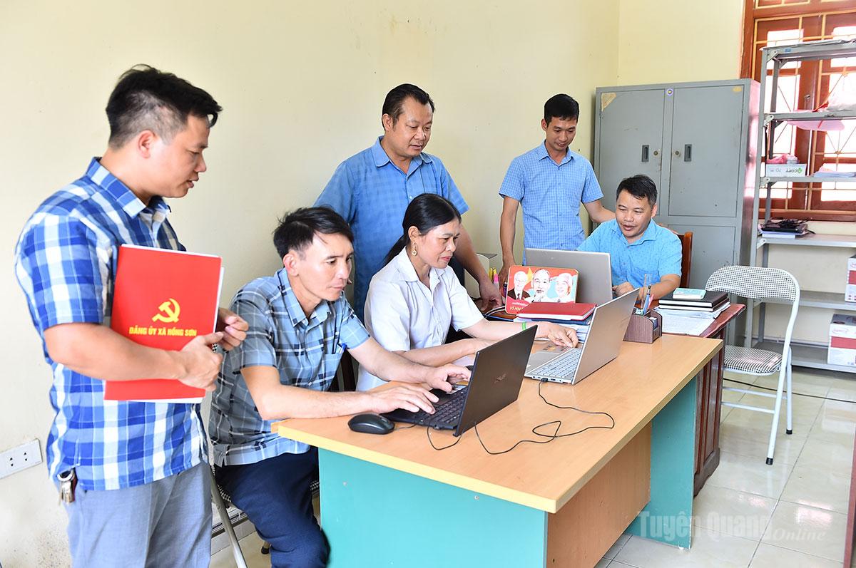 Cán bộ xã Hồng Sơn hỗ trợ các đồng chí Bí thư Chi bộ sử dụng máy tính, chuyển đổi số.