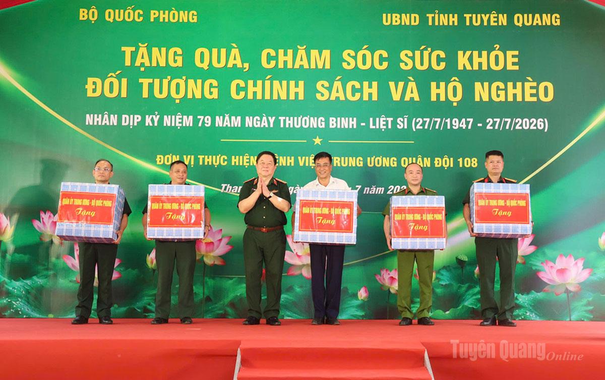 Đồng chí Đại tướng Nguyễn Trọng Nghĩa tặng quà cho cấp ủy, chính quyền xã Thanh Thủy và các đơn vị lực lượng vũ trang trên địa bàn xã.
