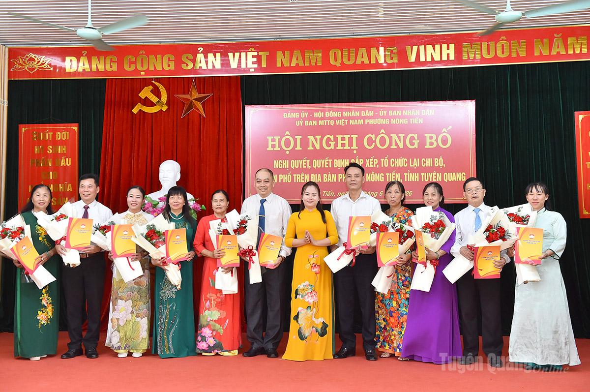 Lãnh đạo phường Nông Tiến trao quyết định và tặng hoa cho các Trưởng ban Công tác mặt trận các tổ dân phố.