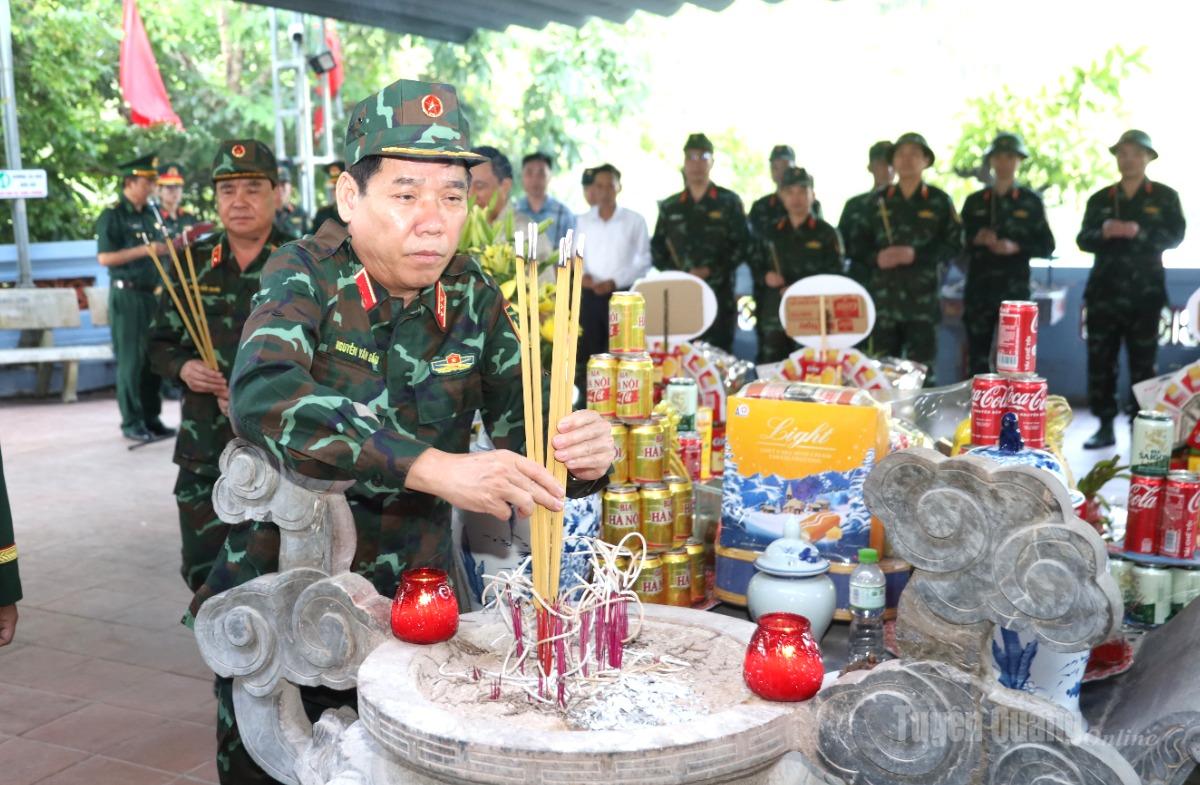 Thượng tướng Nguyễn Văn Gấu dâng hương tại Đền thờ các Anh hùng liệt sĩ mặt trận Vị Xuyên, tại điểm cao 468, xã Thanh Thủy.